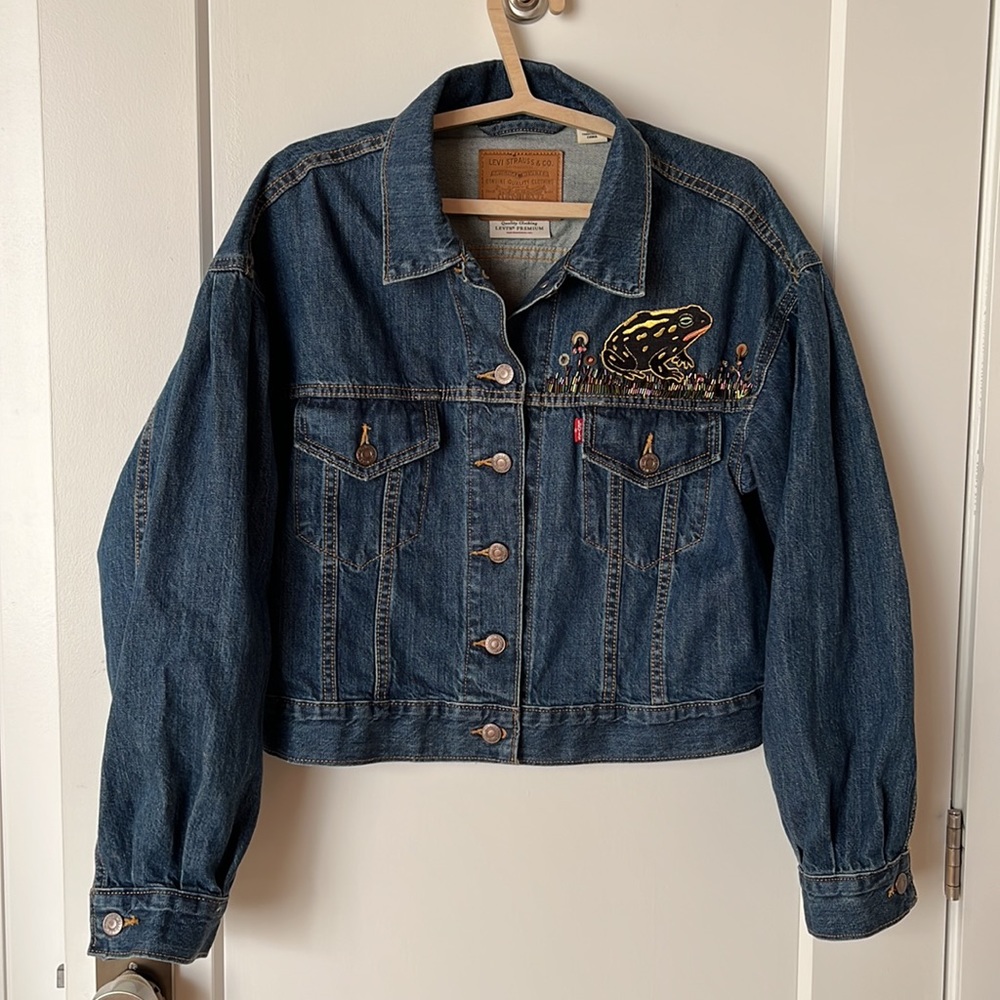 Levi’s cropped dark wash jacket w/ pleated sleeves and beading